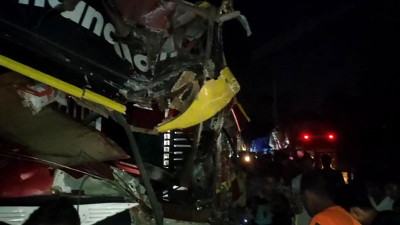 এক্সপ্রেসওতে থেমে থাকা যাত্রীবাহী বাসকে চলন্ত বাসের ধাক্কা, আহত ২৫