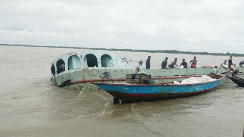 মেঘনায় ৩ হাজার ৭২০ বস্তা চিনিসহ ট্রলার ডুবি