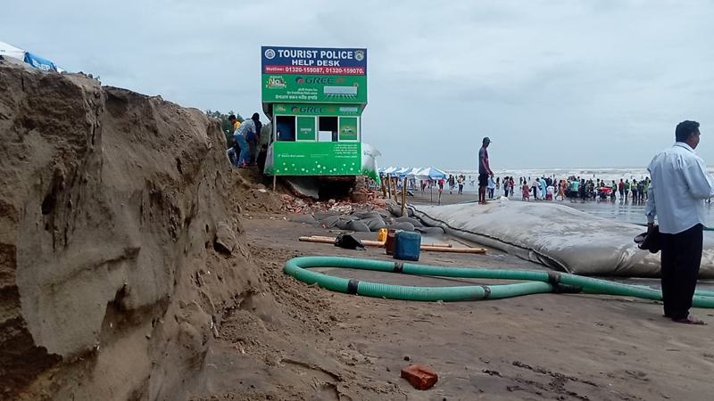কক্সবাজার সৈকত জুড়ে তীব্র ভাঙন