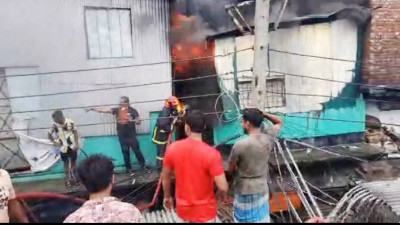 রাজধানীর চকবাজারে প্লাস্টিক কারখানায় আগুন
