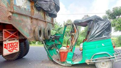 দাঁড়িয়ে থাকা ট্রাকে সিএনজির ধাক্কা, নিহত ২