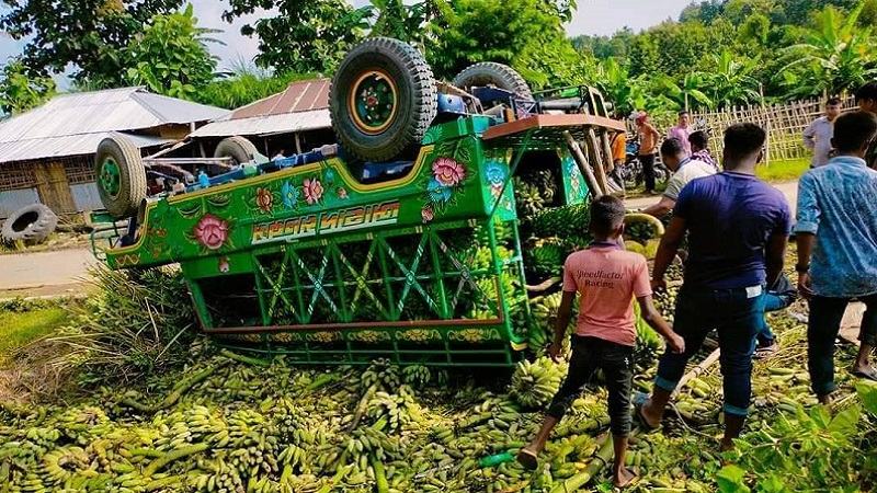 সাজেকে কলাবোঝাই জিপ উল্টে নিহত ২