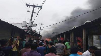 নেত্রকোনায় আগুনে পুড়ল ১২ দোকান