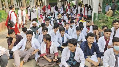 নিরাপদ আবাসনের দাবিতে শিক্ষার্থীদের দিনভর বিক্ষোভ