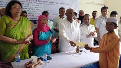 নেত্রকোনায় অনুদানের চেক পেল দরিদ্র শিক্ষার্থীরা
