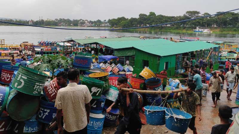 প্রথম দিনেই কাপ্তাই হ্রদের ১৬০ টন মাছ অবতরণ