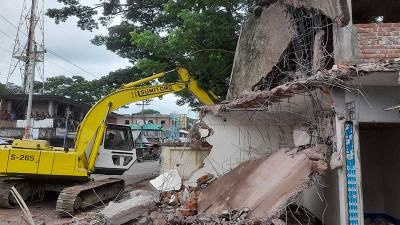 বাউফল উপজেলা চেয়ারম্যানের অবৈধ স্থাপনা উচ্ছেদ