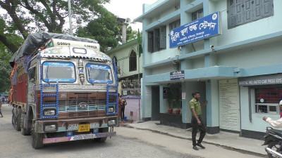 দুই দিন বন্ধের পর হিলি বন্দরে কার্যক্রম শুরু