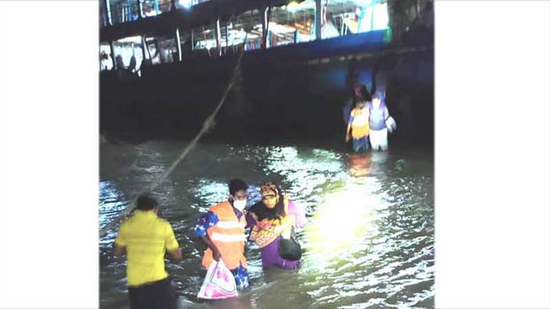 ঝড়ের কবলে লঞ্চ ২৫০ যাত্রী উদ্ধার