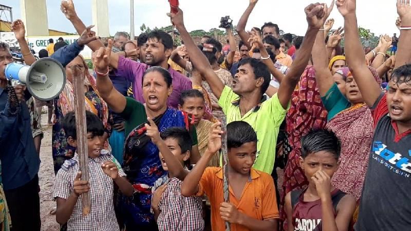 উত্তোলিত বালু ফেলা নিয়ে এলাকাবাসী ও মোংলা বন্দর কর্তৃপক্ষ মুখোমুখি