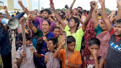 উত্তোলিত বালু ফেলা নিয়ে এলাকাবাসী ও মোংলা বন্দর কর্তৃপক্ষ মুখোমুখি