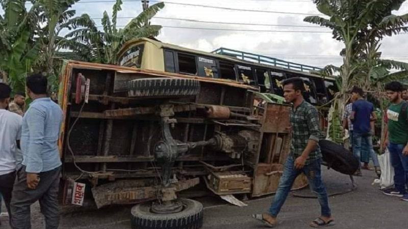 বাকেরগঞ্জে বাসের ধাক্কায় ট্রলি উল্টে চালকসহ নিহত ৩