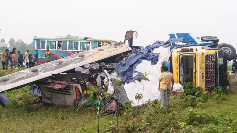 বাস-ট্রাকের মুখোমুখি সংঘর্ষে চালক-যাত্রী নিহত