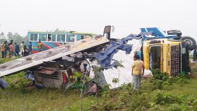 বাস-ট্রাকের মুখোমুখি সংঘর্ষে চালক-যাত্রী নিহত