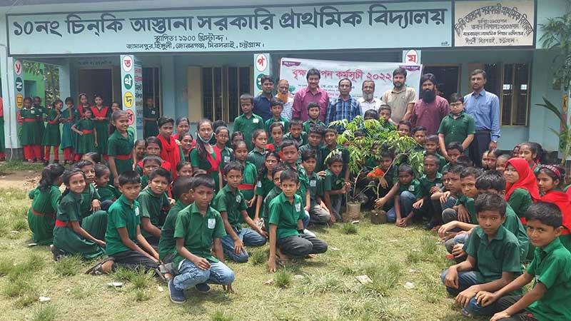 মিরসরাইয়ে প্রাথমিক বিদ্যালয়ে বৃক্ষরোপণ