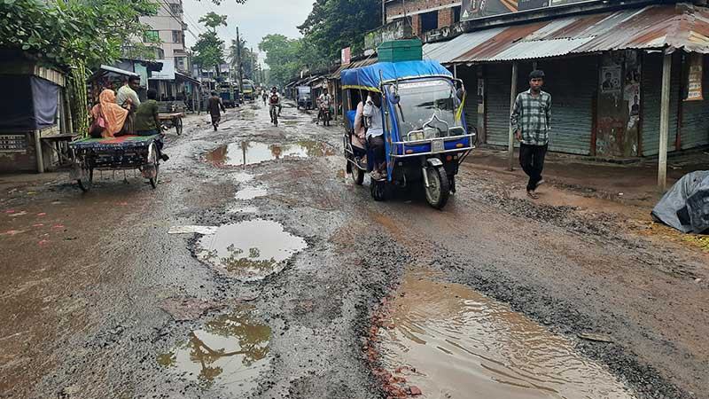 ঝিনাইদহে ১৫ মাসেই বেহাল ডাকবাংলা-কালীগঞ্জ সড়ক