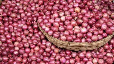 হিলিতে একদিনে পেঁয়াজের দাম কমেছে ৬ টাকা