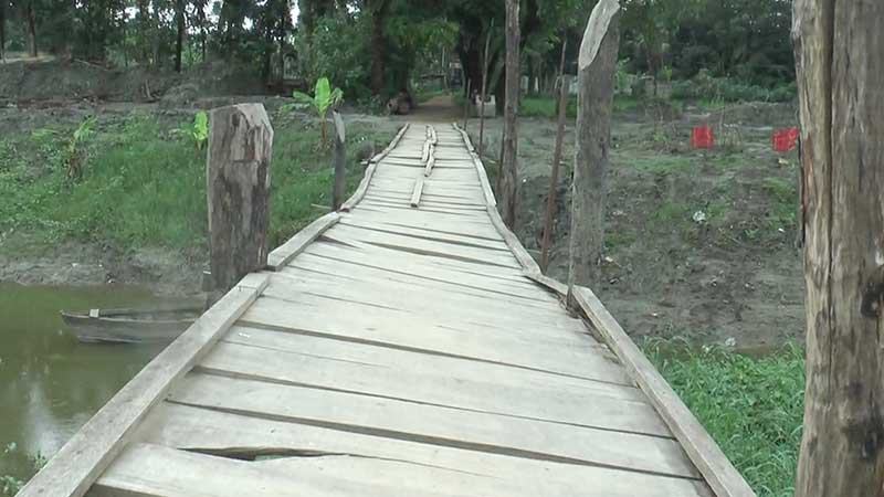 নোয়াখালীতে ভাঙা সাঁকোয় খাল পারাপারে দুর্ভোগ