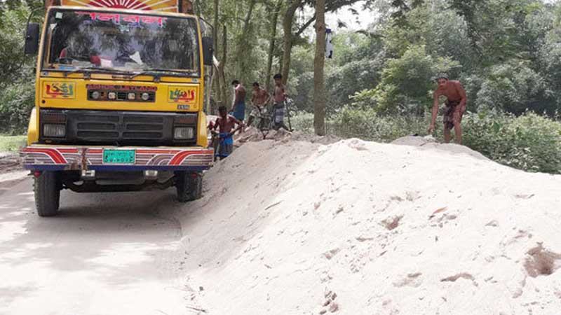 পঞ্চগড়ে পাথর-বালি শ্রমিকদের মজুরি বাড়ল ১ টাকা ১০ পয়সা
