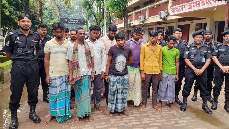 বগুড়ায় ৭ ট্রাক ভেজাল সার জব্দ, আটক ১৩