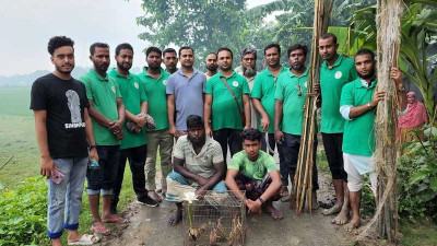 নাটোরে পাঁচটি বকসহ দুই পাখি শিকারি আটক, জরিমানা