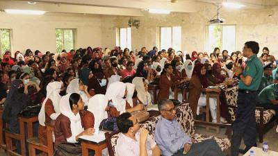 বরিশালে ছাত্রীদের সঙ্গে পুলিশ কমিশনারের মতবিনিময়