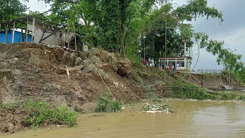 সিলেটে ভাঙনের তীব্রতায় সুরমার তীরে আতঙ্ক