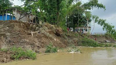 সিলেটে ভাঙনের তীব্রতায় সুরমার তীরে আতঙ্ক