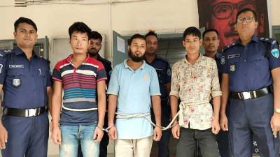 খাগড়াছড়িতে ভারতীয় শাড়িসহ আটক ৩