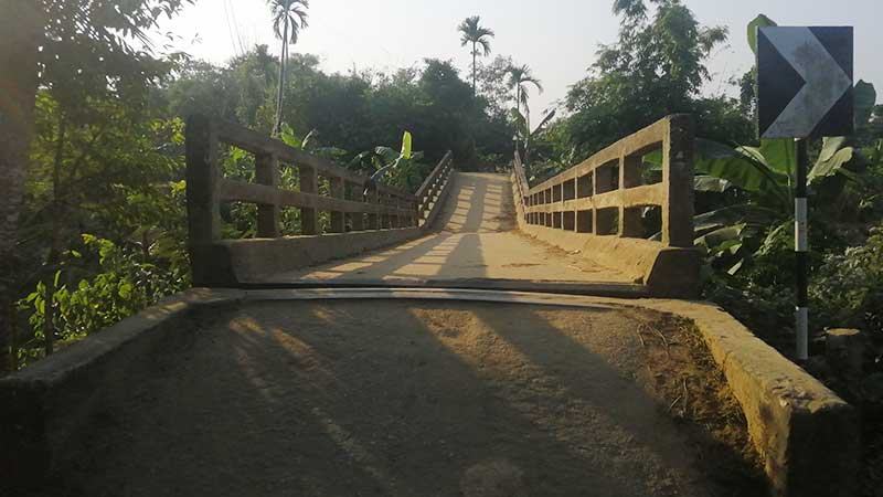 ডেবে যাওয়া সেতু দিয়ে ঝুঁকি নিয়ে যান চলাচল