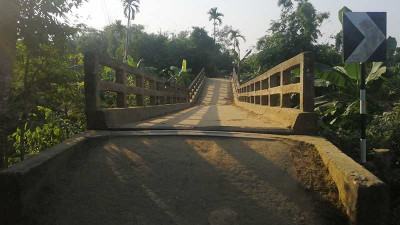 ডেবে যাওয়া সেতু দিয়ে ঝুঁকি নিয়ে যান চলাচল