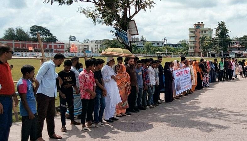 পটুয়াখালীতে হত্যার বিচারের দাবিতে মেয়রের বিরুদ্ধে মানববন্ধন
