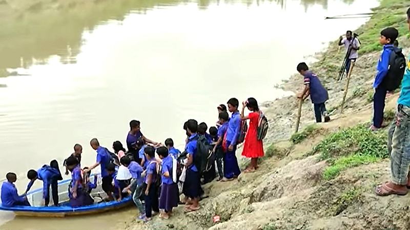 পাঁচ দশক ধরে শিক্ষার্থীদের ডিঙি নৌকায় নদী পারাপার