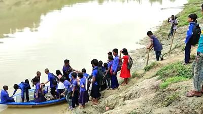 পাঁচ দশক ধরে শিক্ষার্থীদের ডিঙি নৌকায় নদী পারাপার