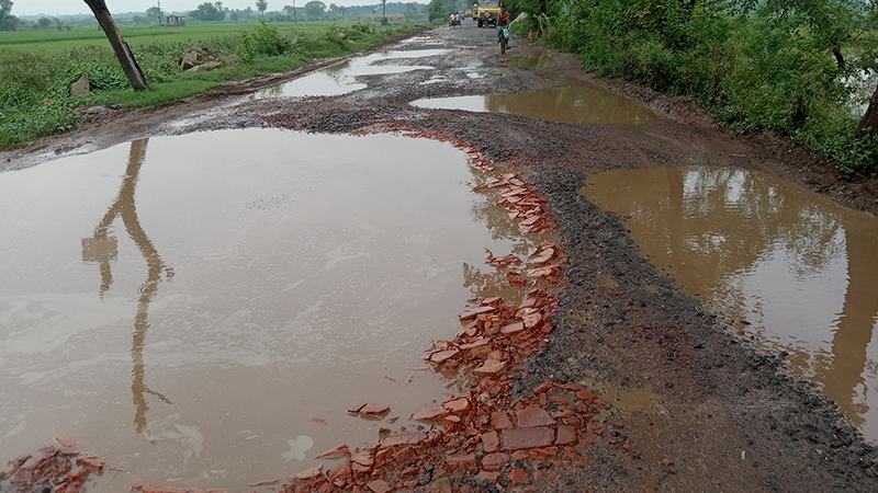 ভোমরা স্থলবন্দর সড়কে ঝুঁকি নিয়ে চলছে যানবাহন
