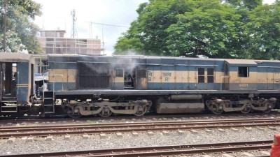 নাটোরে উত্তরা এক্সপ্রেসের ইঞ্জিনে আগুন
