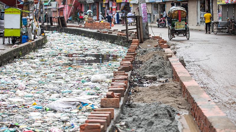 অপরিকল্পিত ওয়াকওয়ে নির্মাণ করছে ডিএসসিসি