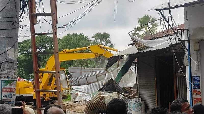 চাঁদপুরে রেলের জমি থেকে তিন শতাধিক স্থাপনা উচ্ছেদ