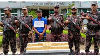 চুয়াডাঙ্গায় ১০ কেজি স্বর্ণসহ চোরাকারবারি আটক