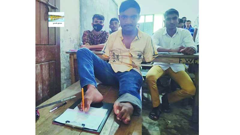 এক পায়েই যত স্বপ্ন মানিকের