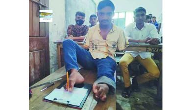এক পায়েই যত স্বপ্ন মানিকের