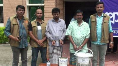 নাটোরে ভেজাল গুড় তৈরির সময় বাবা-ছেলে আটক