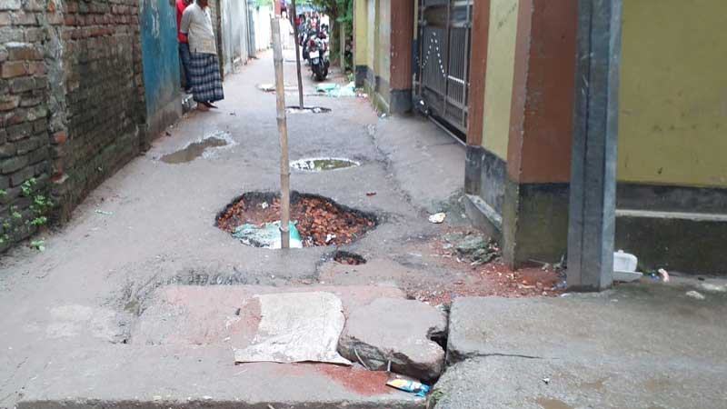 চাঁদপুর শহরের মহল্লার সড়কের বেহাল দশা