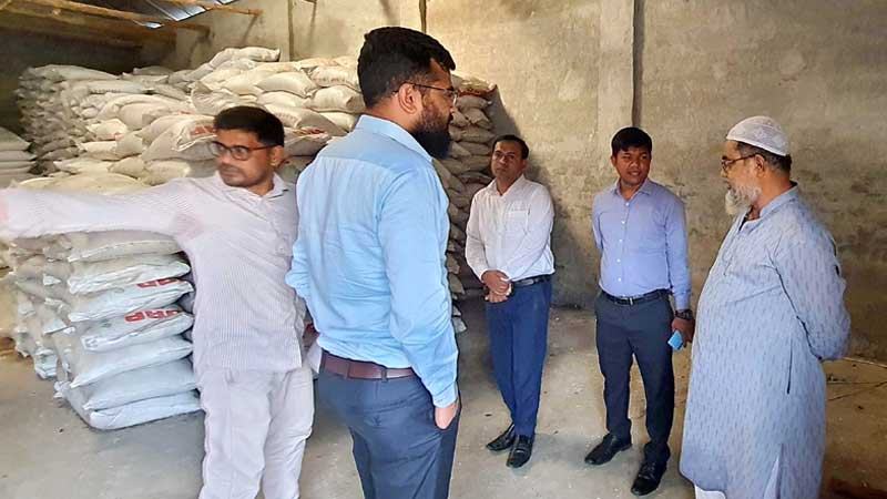 গুরুদাসপুরে সার মজুদ করায় ব্যবসায়ীকে জরিমানা