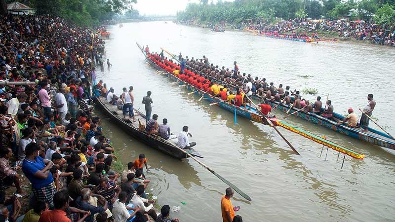 বগুড়ার ইছামতী নদীতে বাইচ