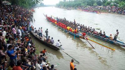 বগুড়ার ইছামতী নদীতে বাইচ