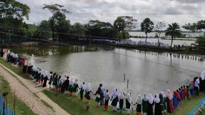 বিষের প্রতিবাদে মানবপ্রাচীর