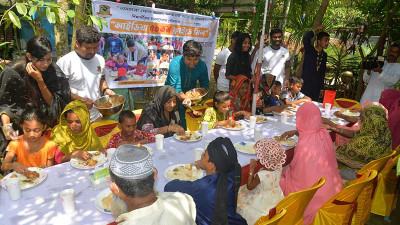 পোলাও মাংসে তৃপ্তির আহার দুই সহস্রাধিক দুস্থ মানুষের
