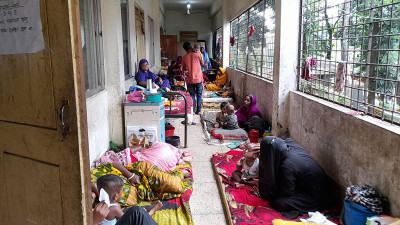 মেঝে-বারান্দায়ও ঠাঁই মিলছে না রোগীর