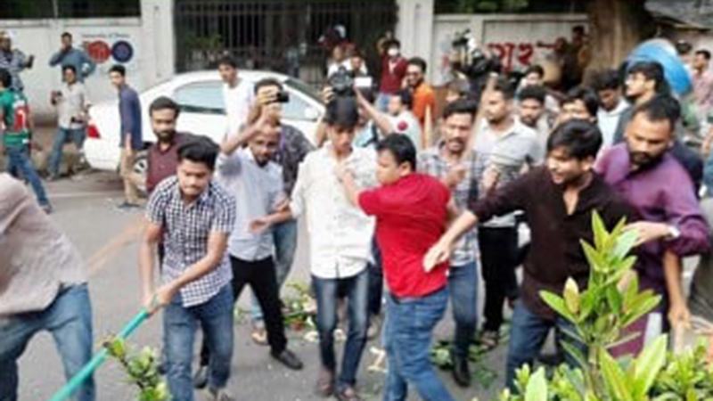 ঢাবিতে ছাত্রদল-ছাত্রলীগ সংঘর্ষে আহত ১৫